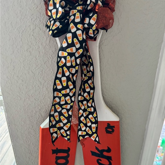 Reversible Thanksgiving & Halloween wooden door hangerw/2 sets of Holliday bows. - Picture 10 of 12